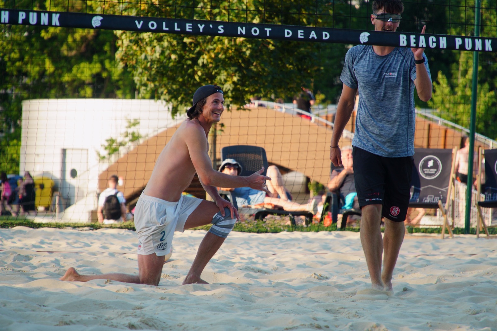 Hráči na kurtu pod sítí BeachPunk během STAREZ Letního poháru